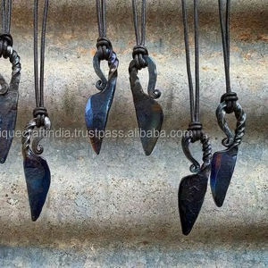 Hecho a mano personalizado Rail Road Spike caza Camping hoja en blanco cuchillo colgante artesanía única India con materiales de acero de latón - Product Image 1