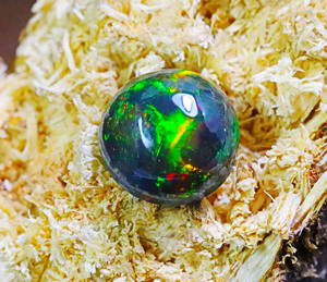 Attrayant éthiopien noir opale pierre précieuse forme ronde 7mm à 12mm taille arc-en-ciel Flashy éthiopien noir opale Cabochon cadeau pour elle - Product Image 2