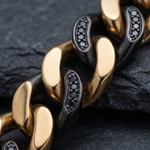 สร้อยข้อมือคิวบันลิงค์แบบสองสี ดีไซน์หรูหรา รุ่น Luxury Vanguard  ชุบทองเหลือง  ผิวสีดำด้าน  เครื่องประดับสำหรับผู้ชาย - Product Image 2