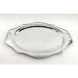Plateau de service en acier inoxydable avec finition artisanale de qualité supérieure pour les élégants repas à domicile et les présentoirs de cuisine - Product Image 1