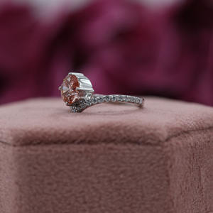 Lujoso anillo de compromiso de oro sólido de 10K para mujer, Diamante cultivado en laboratorio de corte redondo con configuración de pavé, certificado IGI - Product Image 6