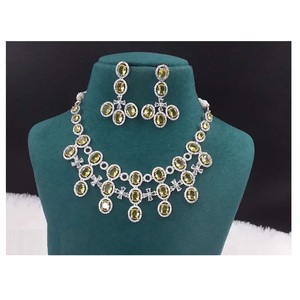 Ensemble de bijoux AD unique pour femmes Collier de créateur avec de superbes détails et de la brillance disponible à la vente depuis l'Inde - Product Image 1