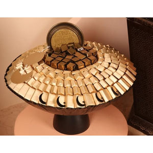 Bol à chocolat de forme ronde en métal doré avec plateau et accent floral pour la meilleure vente - Product Image 2