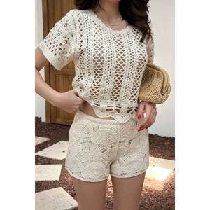 Conjunto de blusa y pantalones cortos de punto calado en color blanco roto - Ecru - Product Image 4