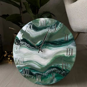 Horloge murale en résine faite à la main Design unique de tourbillons avec accents dorés Décoration murale élégante pour la maison par Tayyab Handicraft - Product Image 1