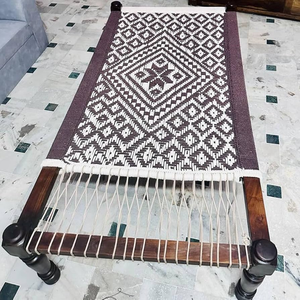 Banc charpai compact avec un motif en forme de diamant floral rose et blanc serré, à prix de gros. - Product Image 2