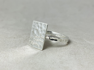 Anillo de Plata de Ley 925 de Alta Calidad con Forma de Cojín Martillado, Diseño Simple, Joyería Fina Hecha a Mano para Mujer, Precio al por Mayor - Product Image 2