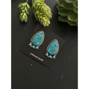 Boucles d'oreilles pendantes artisanales Navajo en turquoise et pierres multicolores avec tige en argent sterling, motif goutte d'eau en grappe - Product Image 3