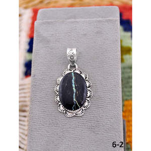 Pendentif style Southwest en turquoise et argent sterling, de style ethnique avec technologie de sertissage en clos - Product Image 1