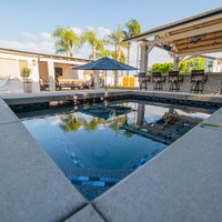 Système de piscine préfabriquée pour parcs de vacances et stations balnéaires