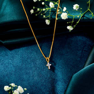 Collier pendentif croix de gardien classique en or et diamants pour femmes - Product Image 1