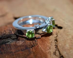 แหวนเพอริดอทด้านเหลี่ยมสีเขียวในเงินแท้ 925 ชุบแพลตตินัม ของขวัญเครื่องประดับผู้หญิงสุดอินเทรนด์ - Product Image 3