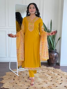 Viscose occasionnelle avec pantalon Kurti brodé et Dupatta Fabricant et fournisseur de l'Inde au taux le plus bas - Product Image 5