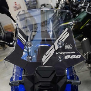 Protezione Parabrezza in Gel 3D Personalizzabile per Moto Suzuki V-Strom 800SE, Pad Serbatoio con Logo Compatibile - Product Image 1