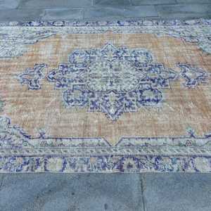 Alfombra Turca Grande de 5.9x9.6 pies, Ecológica, Vintage, Azul, con Diseño de Patchwork, Base de Látex y Pelo Mediano - Product Image 4