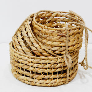 Pots de fleurs suspendus décoratifs faits à la main avec résine, jonc de mer et jacinthe d'eau par Artex Dong Thap - Product Image 6