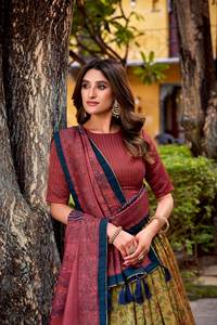 ชุดเลเฮนกาผ้าไหมแบบดั้งเดิมของอินเดีย พร้อมเสื้อและผ้าคลุมไหล่ ลายพิมพ์แฟนซี ผู้ส่งออกและผู้จัดจำหน่ายจากอินเดีย - Product Image 2