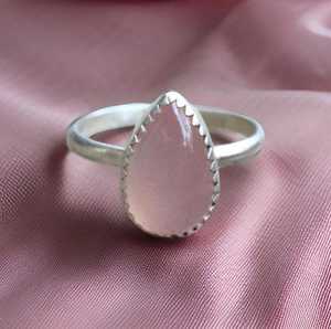 Bague d'éternité en vermeil en argent sterling 925 faite à la main, design classique unique, pierre précieuse de quartz rose naturel taillé en poire pour les mariages - Product Image 1