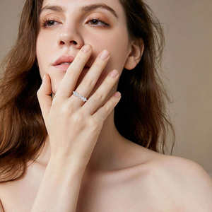 Bague de fiançailles en argent 925 avec moissanite taille princesse de 0,29 ct, couleur D, pureté VVS1, demi-éternité carrée à 5 pierres pour femmes - Product Image 2