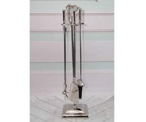 Ensemble d'outils de cheminée en métal moderne et élégant, sélectionné pour les intérieurs contemporains, alliant attrait visuel et efficacité de contrôle du feu. - Product Image 3