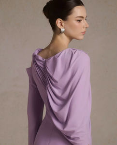 Robe de créateur minimaliste avec une taille cintrée délicate, fabriquée en tissu de soie douce de qualité supérieure, fabriquée au Vietnam - Product Image 1