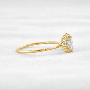Elegante anillo de compromiso de racimo de moissanita de corte ovalado Diseño de racimo elegante para novias - Product Image 6