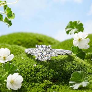 Bague de fiançailles Jeulia personnalisée à trois pierres torsadées avec pierre de naissance et diamant - Product Image 4