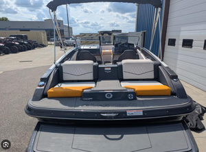 Yacht sportif léger propulsé par jet Glasstron GTS 187 de 2015-2016 pour 6 personnes, idéal pour la dérive, le surf, la plongée, stable et riche en fonctionnalités - Product Image 5