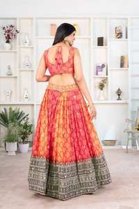Lehenga de seda pura de diseñador con trabajo de secuencia de bordado elegante Lehenga Choli de estilo pakistaní para damas de honor, choli de boda - Product Image 3