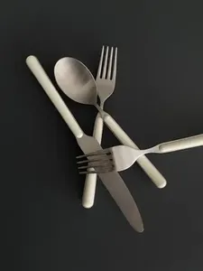 Collection de Vaisselle Haut de Gamme, Ensemble de Cuillères, Fourchettes et Couteaux en Acier Poli Moderne, Idéal pour la Mise en Place de Repas de Luxe à Domicile, Vente en Gros en provenance d'Inde - Product Image 4