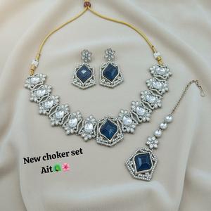 Ensemble de collier ras du cou traditionnel Tempal Laxmi de qualité supérieure, plaqué or, orné de pierres Kundan, avec boucles d'oreilles et Maang Tikka pour mariage et fête - Product Image 2