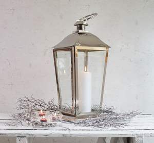 Linterna de vela de acero inoxidable atemporal con líneas limpias y estructura clásica que complementa la decoración contemporánea y rústica - Product Image 4