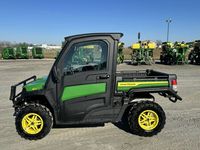 Véhicule utilitaire 4x4 robuste, véhicule tout-terrain fermé, véhicule utilitaire agricole, quad avec pare-chocs avant et benne de chargement