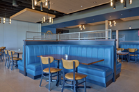 Ensemble de mobilier de restaurant avec banquette, plateau de table en bois massif, revêtement en cuir PU bleu, pieds en bois massif pour salle à manger d'hôtel
