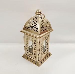 Farol de Vela Marroquí de Metal con Acabado Dorado, Paneles de Vidrio con Tallado Floral, Brillo Cálido Suave, Ideal para Decoración Festiva - Product Image 4