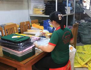 Logo personnalisé de haute qualité clair PVC fermeture éclair mode sac cosmétique nouveau haut prix produit taille 39x41 Viet Nam stockage de maquillage - Product Image 5