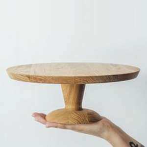 Soporte de madera para pasteles de primera calidad con belleza artesanal y textura pulida para servir pasteles y magdalenas - Product Image 1