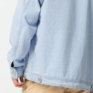 เสื้อแจ็กเก็ตผ้ายีนส์กระดุมสองแถวสำหรับผู้ชายใส่สบายพิมพ์โลโก้ออกแบบได้ตามที่ต้องการ - Product Image 4