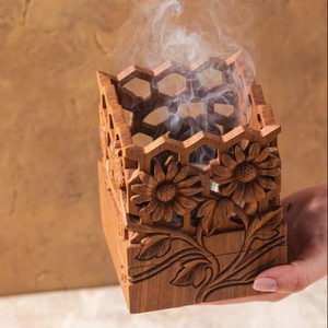 Brûleur d'encens en bois d'aspect antique pour bakhoor avec plateau en laiton de sculptures florales et compatibilité de décor spirituel - Product Image 1