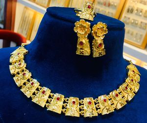 ชุดสร้อยคอเครื่องประดับแฟชั่นดูไบสีทอง24K ต่างหูหวีกำไลเข็มกลัดติดมุกลายดอกไม้ทองแดงของขวัญครบรอบปีเพชร