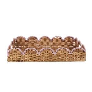 Bandeja de ratán festoneada pintada a mano en rosa, cesta decorativa tejida naturalmente de Vietnam por Viettimecraft. - Product Image 3