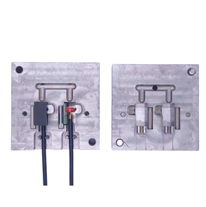 Moule de surmoulage pour câble de données haute vitesse et connecteur à fibre optique - Product Image 4