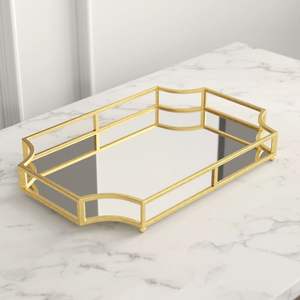 Plateau artisanal en métal et verre miroir avec finition dorée, idéal pour les cadeaux de mariage et la décoration élégante - Product Image 4