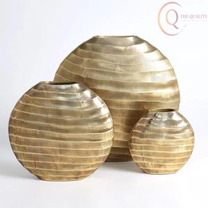 Vase décoratif de table en métal fait main élégant, léger et de haute qualité pour la maison et l'usage commercial, ajoutant une touche de sophistication - Product Image 4