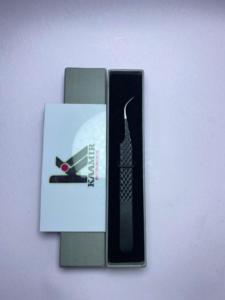 Pinces à épiler professionnelles pour extensions de cils, courbées, noires mates, avec nano-grip, à prix compétitifs chez Kaamir Instruments - Product Image 2