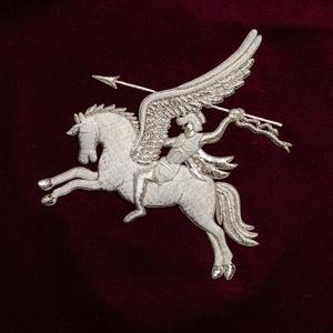 Banderas y Pancartas Tácticas Personalizadas de Lujo Bordadas con Alambre Dorado y Accesorio Magnético, Servicio de Tejido OEM - Product Image 3