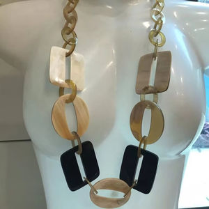 Collar de Cuentas Pulidas con Colgante de Joyería Impermeable de Cuerno de Búfalo Estilo Animal, Diseño Personalizable, por HF CRAFTS - Product Image 1