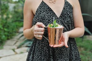 แก้วทองแดงที่เป็นของแข็งที่มีดีไซน์พื้นผิวที่เป็นเอกลักษณ์น้ำหนักเบาและเหมาะกับการเสิร์ฟเครื่องดื่มเพื่อความสดชื่น - Product Image 3