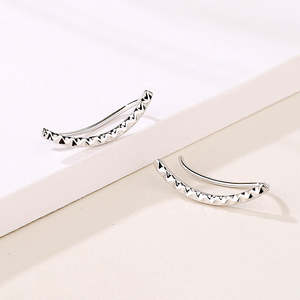 Orecchini a Cerchio con Design Geometrico Martellato in Rodio - Product Image 2