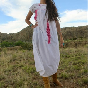 Vestido de Verano Vintage Oaxacano, Corte en A, Largo Té, Talla XL, Algodón, Bordado a Mano con Rosas, Colores Vibrantes, Mangas Cortas Sexys - Product Image 1